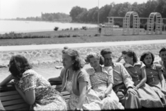 Magyarország,Balaton, Siófok, kikötő, háttérben a Rózsakert., 1954, Faragó György, pad, nők, könyökölni, kikötő, nyári ruha, Fortepan #260858