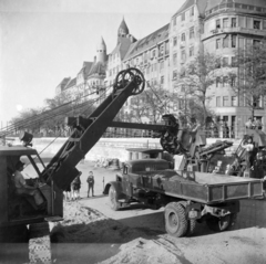 Magyarország, Budapest XIII., pesti alsó rakpart, jobbra fent az Újpesti rakpartnál a Katona József utca torkolata., 1954, Faragó György, markológép, Budapest, képarány: négyzetes, Skoda 706 R, Fortepan #260863