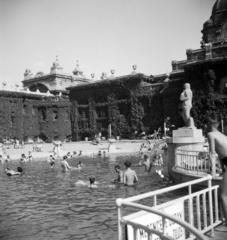 Magyarország, Városliget, Budapest XIV., Széchenyi fürdő, jobbra a Korsós nő című szobor (Medgyessy Ferenc, 1927.)., 1954, Faragó György, strand, Budapest, Fortepan #260864