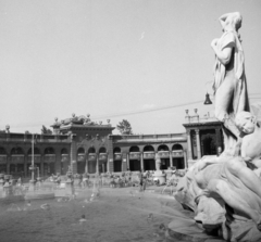 Magyarország, Városliget, Budapest XIV., Széchenyi fürdő, jobbra a Habokból született Vénusz című szobor (Horvay János, 1927.)., 1954, Faragó György, strand, Budapest, képarány: négyzetes, Fortepan #260865