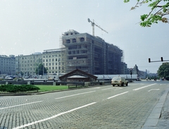 Bulgária, Szófia, plosad Nezaviszimoszt (plosad Lenin), a Mária Lujza hercegnő (Georgi Dimitrov) sugárút kereszteződésén túl szemben a Todor Alekszandrov sugárút. Középen a Szent Petka középkori ortodox templom maradványai., 1986, Faragó György, Lenin-ábrázolás, színes, Fortepan #260870