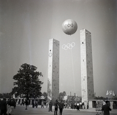 Németország, Berlin, az Olimpiai Stadion főbejárata a stadion felől fotózva, a XI. nyári olimpiai játékok alatt., 1936, Lőrincze Judit, rendőr, Berlini Olimpia, olimpia, stadion, olimpiai jelkép, Fortepan #26088