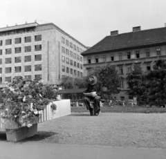 Magyarország, Budapest V., park a Vigadó tér - Dunakorzó - Apáczai Cserejános utca határolta területen, háttérben a Türr István utca sarkán az UVATERV székház látható., 1960, Faragó György, Budapest, olvasás, újság, pad, Fortepan #260897