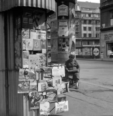 Magyarország, Budapest V., a felvétel a Vörösmarty téren készült, a háttérben a Deák Ferenc utca, távolabb a Bécsi utca 5. és 1–3. számú épület látható., 1960, Faragó György, Best of, hirdetőoszlop, plakát, KLM légitársaság, újságárus, újság, Budapest, színpad, Fortepan #260898