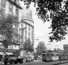 Magyarország, Budapest V.,Budapest VII., Károly (Tanács) körút - Rákóczi út sarok, Astoria kereszteződés, a sarkon az MTA lakóház., 1960, Faragó György, villamos, neon felirat, teherautó, OTP, Framo-márka, Csepel D450, Budapest, Fortepan #260900