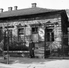 Magyarország, Budapest XIV., Thököly út 54., a felvétel Gottlieb Béla kárpitos- és díszítőmester műhelye előtt készült., 1960, Faragó György, Budapest, idős ember, cégtábla, kovácsoltvas kerítés, Fortepan #260901