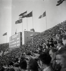 Németország, Berlin, Olimpiai Stadion, a XI. nyári olimpiai játékok női magasugrásának eredményhirdetése alatt (1. Csák Ibolya, Magyarország)., 1936, Lőrincze Judit, zászló, horogkereszt, Berlini Olimpia, olimpia, címer, póz, stadion, eredményjelző, nácizmus, zászlódísz, Fortepan #26091