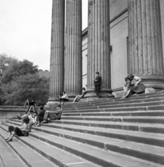 Magyarország, Budapest VIII., Múzeumkert, a felvétel a Magyar Nemzeti Múzeum lépcsőjén készült., 1960, Faragó György, Budapest, lépcsőn ülni, fiatalság, Fortepan #260911