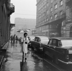 Magyarország, Budapest V., Dorottya utca a Vörösmarty tér felé nézve., 1960, Faragó György, Budapest, hölgy, esernyő, GAZ M21 Volga, Fortepan #260916