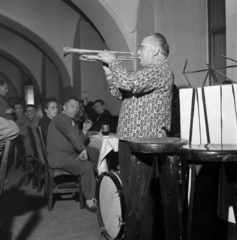 Czech Republik, Prague, ulice Křemencova 11., U Fleků söröző., 1961, Faragó György, beer mug, trumpet, musical instrument, Czechoslovakia, Fortepan #260929