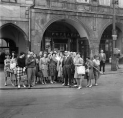 Czech Republik, Prague, a turisták az Óváros téren (Staromestske namesti) állnak és
az Orjol-t, a prágai városháza oldalán található óraművet nézik., 1961, Faragó György, gaping, archway, checked dress, handbag, Czechoslovakia, Fortepan #260935