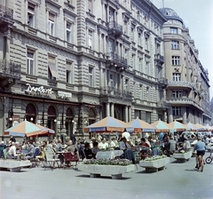 Hungary, Budapest V., a Vigadó tér a Dunakorzó felől a Vigadó utca felé nézve, balra a Thonet-udvar., 1964, Faragó György, colorful, Budapest, Fortepan #260957