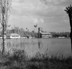 Magyarország, Orosháza,Gyopárosfürdő, Gyopáros-tó, a fürdőépület mögött a mára már használaton kívüli és panoráma kilátóként működő víztorony., 1962, Faragó György, Fortepan #260961