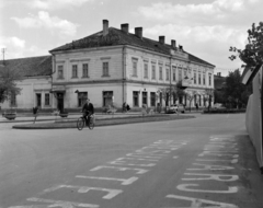 Magyarország, Orosháza, Szabadság tér, Alföld szálloda., 1962, Faragó György, kerékpár, Fortepan #260963