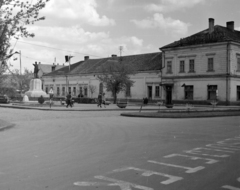 Magyarország, Orosháza, Szabadság tér, Kossuth-szobor (Horvay János, 1904.), jobbra az Alföld Szálloda., 1962, Faragó György, Fortepan #260964