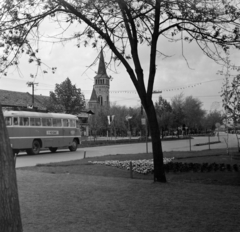 Magyarország, Orosháza, Szabadság tér, szemben a Széchenyi téren a Jézus Szíve-templom., 1962, Faragó György, zászló, templom, MÁVAUT-szervezet, Ikarus 31/311, Fortepan #260965