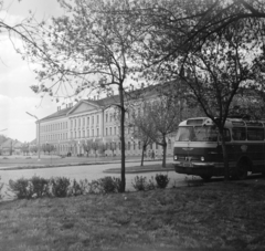 Magyarország, Orosháza, Szabadság tér, szemeben a Táncsics Mihály utca 2-4., a Táncsics Mihály Gimnázium és Kollégium épülete., 1962, Faragó György, rendszám, Ikarus 66, MÁVAUT-szervezet, Fortepan #260966