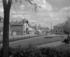 Magyarország, Orosháza, Árpád-kert a Könd utca felől, balra a Kossuth Lajos utca és ott az Alföldi Első Gazdasági Vasút (AEGV) vágánya., 1962, Faragó György, Fortepan #260967