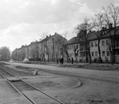 Magyarország, Orosháza, Kossuth tér, az Alföldi Első Gazdasági Vasút (AEGV) sinpárja. Szemben a Kórház utca és Bajnok utca közötti házsor., 1962, Faragó György, Fortepan #260968