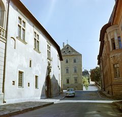 Magyarország, Pécs, Káptalan utca, balra a a Zsolnay Múzeum, jobbra a Szepesy Ignác utca torkolata. Szemben a Hunyadi János utca - Papnövelde utca sarkán álló épület látható., 1965, Faragó György, utcakép, színes, címer, Fortepan #260980