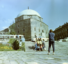 Magyarország, Pécs, Széchenyi tér, Dzsámi., 1965, Faragó György, színes, fotózás, szemetes, Ikarus 66, osztálykirándulás, lépcsőn ülni, Wartburg-márka, Ikarus-márka, autóbusz, Wartburg 311/312, Fortepan #260982