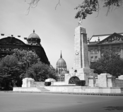 Magyarország, Budapest V., Szabadság tér, szovjet hősi emlékmű, háttérben a Parlament., 1965, Faragó György, Budapest, Fortepan #260991