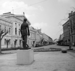 Hungary, Gyula, Petőfi tér, Petőfi Sándor szobra (Ferenczy Béni, 1960.). Balra a Tanácsháza épülete (később Polgármesteri Hivatal)., 1966, Faragó György, Fortepan #261008