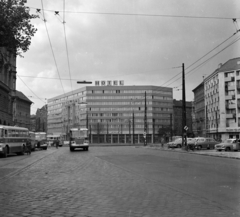 Hungary, Budapest VII.,Budapest VIII., Baross tér, szemben a Rákóczi út és a Rottenbiller utca között a Szabadság Szálloda., 1966, Faragó György, car race, Ikarus 620, Budapest, Fortepan #261009