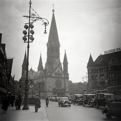 Németország, Berlin, Hardenbergstrasse, szemben a Vilmos császár emléktemplom (Kaiser-Wilhelm-Gedächtnis-Kirche)., 1936, Lőrincze Judit, templom, utcakép, neonreklám, horogkereszt, lámpaoszlop, automobil, metró, toronyóra, kerékpár, Fortepan #26101