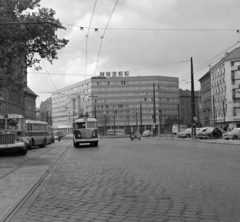 Hungary, Budapest VII.,Budapest VIII., Baross tér, szemben a Rákóczi út és a Rottenbiller utca között a Szabadság Szálloda., 1966, Faragó György, Ikarus 620, Budapest, Fortepan #261010