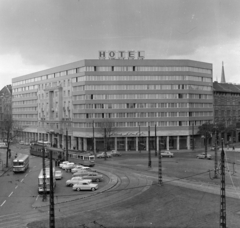 Hungary, Budapest VII.,Budapest VIII., Baross tér, szemben a Rákóczi út és a Rottenbiller utca között a Szabadság Szálloda., 1966, Faragó György, tram, traffic, Budapest, Fortepan #261011