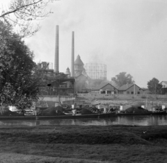 Magyarország, Óbuda, Budapest III., Duna-ág a Hajógyári-sziget mellett. Túlparton az Óbudai Gázgyár szénrakodója, távolabb a gázgyár víztornya., 1966, Faragó György, Budapest, Fortepan #261022