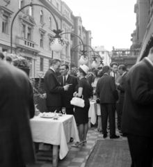 Magyarország, Budapest II., a Keleti Károly utca - Bimbó út találkozásánál lévő Rózsadomb étterem Keleti Károly utcai oldalteraszán készült a felvétel., 1967, Faragó György, Budapest, Fortepan #261052