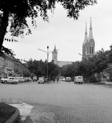 Magyarország, Békéscsaba, Szent István tér a Szabadság tér felől, balra az Evangélikus nagytemplom, tőle jobbra a Páduai Szent Antal-templom., 1967, Faragó György, parkoló, Fortepan #261057