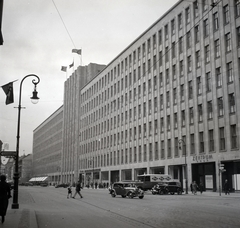 Németország, Berlin, Bernhard-Weiss-Strasse (Neue Königstrasse), Karstadt irodaház. Később a berlini rendőrség központi épülete., 1936, Lőrincze Judit, reklám, horogkereszt, gázlámpa, automobil, modern építészet, Trumpf-márka, Fortepan #26106