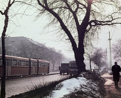 Magyarország, Budapest XIII., Váci út, a felvétel a Magyar Hajó- és Darugyár előtt készült, a villamos takarásában a Szalag- és Zsinórgyár, távolabb a Magyar Adócsőgyár épülete a Szobor utca sarkán., 1967, Faragó György, színes, villamos, Budapest, Fortepan #261064