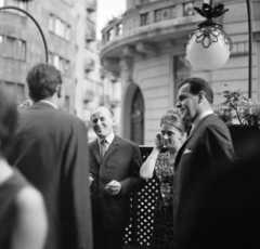 Magyarország, Budapest II., a Keleti Károly utca - Bimbó út találkozásánál lévő Rózsadomb étterem teraszán készült a felvétel. Háttérben a Fényes Elek utca - Keleti Károly utca sarkán álló ház látható., 1967, Faragó György, Budapest, Fortepan #261073