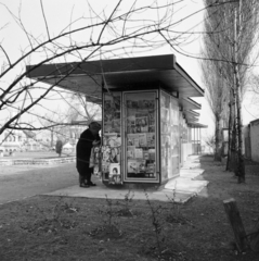 Magyarország, budai Vár, Budapest I., Szentháromság téri pavilonsor, háttérben Szent István szobra és a Halászbástya., 1968, Faragó György, Budapest, pavilon, újságárus, Fortepan #261096