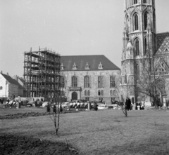 Magyarország, budai Vár, Budapest I., Szentháromság tér, az állvánnyal körbevett Szentháromság-szobor mögött a BME Schönherz Zoltán Kollégiuma (az egykori Pénzügyminisztérium épülete)., 1968, Faragó György, Budapest, állvány, Fortepan #261097