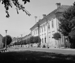 Magyarország, Gyula, Erkel Ferenc tér jobbra az 1-es számú épületben a Százéves Cukrászda. Szemben a Jókai Mór utca., 1968, Faragó György, Fortepan #261109