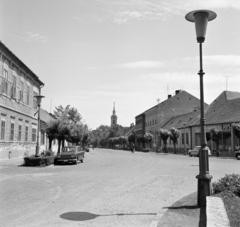 Magyarország, Gyula, Kossuth Lajos utca, középen háttérben a román ortodox Szent Miklós-katedrális., 1968, Faragó György, utcakép, árnyék, templomtorony, Fortepan #261111