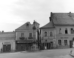 Magyarország, Szentendre, Fő (Marx) tér, a Szerb (kalmár) kereszt mögött a Török köz és a Szent Péter-Pál-templom tornya látható., 1969, Faragó György, Fortepan #261136