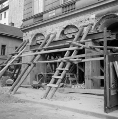 Magyarország, Budapest V., Vörösmarty tér 6., 1965, Faragó György, Budapest, építkezés, talicska, állvány, utcanévtábla, Fortepan #261145