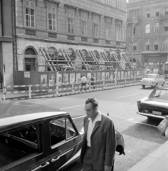 Magyarország, Budapest V., Harmincad utca 1. számú ház a Vörösmarty tér sarkán., 1965, Faragó György, Budapest, építkezés, plakát, Skoda-márka, állvány, Skoda Octavia, Fortepan #261146