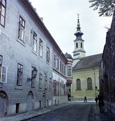 Magyarország, budai Vár, Budapest I., Kard utca, szemben a Bécsi kapu téri evangélikus templom., 1969, Faragó György, Budapest, színes, Fortepan #261158