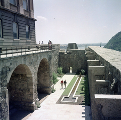 Magyarország, budai Vár, Budapest I., Budavári Palota (korábban Királyi Palota) nyugati zárt udvara a Budapesti Történeti Múzeum bejáratától nézve., 1968, Faragó György, Budapest, Fortepan #261177