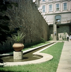 Magyarország, budai Vár, Budapest I., Budavári Palota (korábban Királyi Palota) nyugati zárt udvara, szemben a Budapesti Történeti Múzeum bejárata., 1968, Faragó György, Budapest, Fortepan #261178