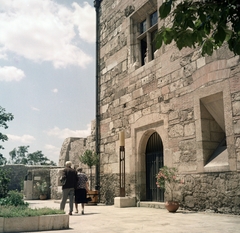 Magyarország, budai Vár, Budapest I., Budavári Palota (korábban Királyi Palota), déli zárt udvar, a felvétel a gótikus nagyterem homlokzata előtt készült., 1968, Faragó György, Budapest, Fortepan #261179