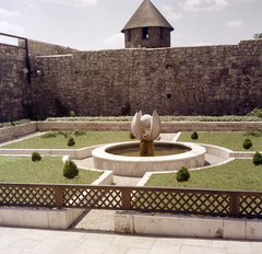 Magyarország, budai Vár, Budapest I., Budavári Palota (korábban Királyi Palota) rekonstruált középkori egyházi kertje, a déli zárt udvarban, középen a Bimbós díszkút (Borsos Miklós, 1966). Háttérben a Buzogány torony., 1968, Faragó György, Budapest, Fortepan #261181