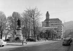 Magyarország, Budapest I., Ybl Miklós tér, szemben Ybl Miklós szobra (Mayer Ede, 1896.), jobbra a Várkert Kioszk., 1970, Faragó György, Volkswagen-márka, rendszám, Volkswagen Bogár, Budapest, Fortepan #261185